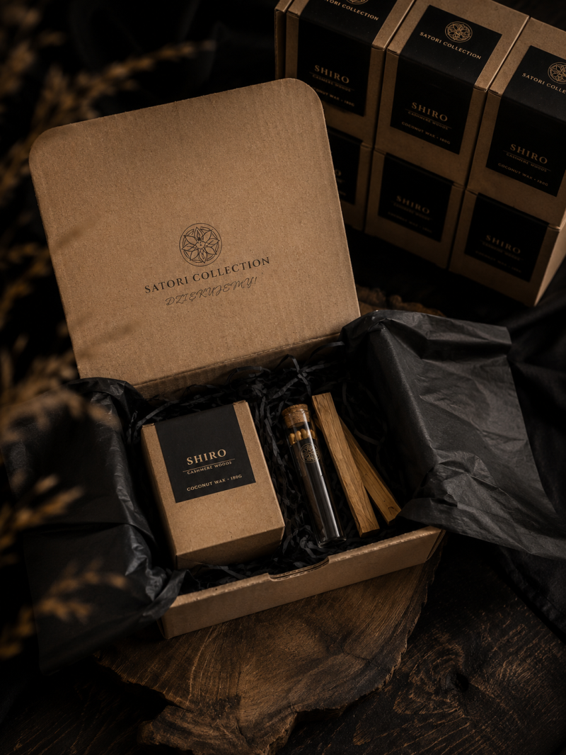 zestaw prezentowy świeca zapachowa zapach cashmere woods, zapałki złote w szklanym opakowaniu, palosanto aromatyczne drewienko, kartonowe opakowanie ekologiczne